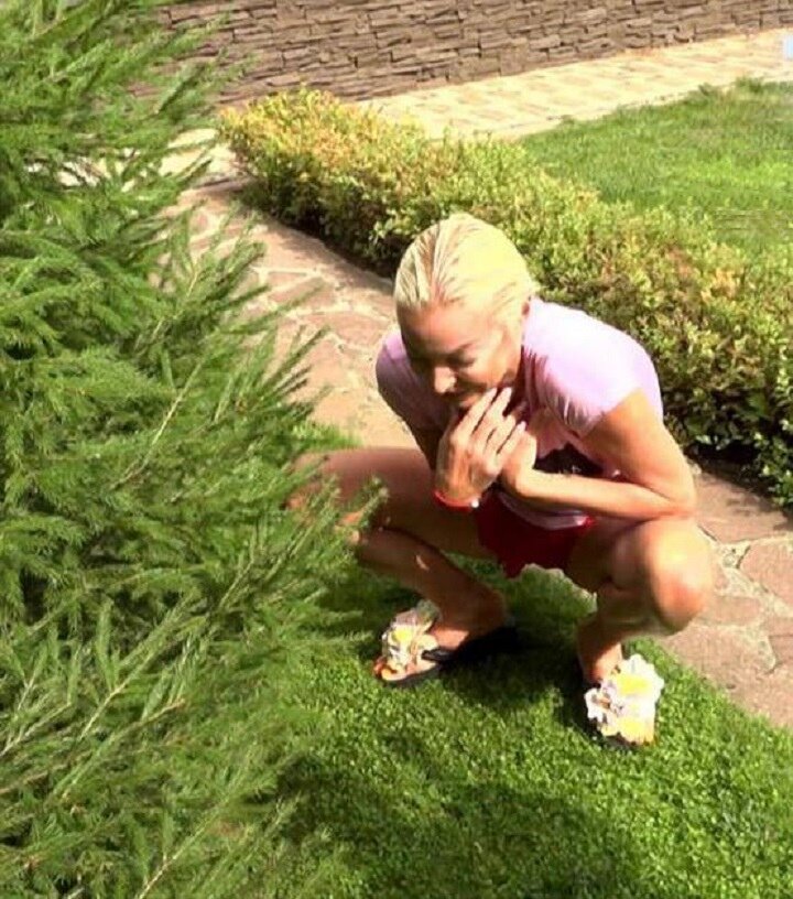 Настя, соски видны!": Волочкова в мокром платье встала на колени на пляже