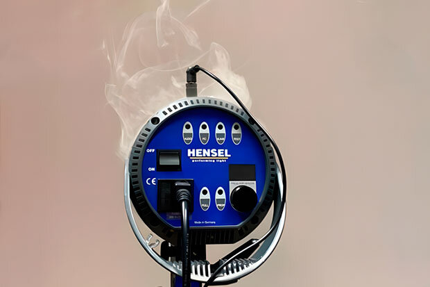 Дым из импульсной вспышки Hensel из-за неисправных конденсаторов