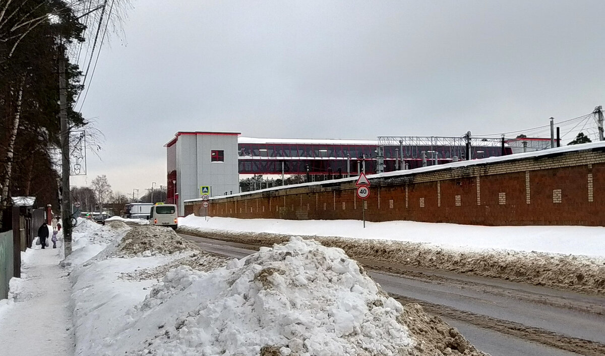 Разноуровневый пешеходный переход у Южного проспекта в пос. Удельная в декабре 2023 года, фото автора