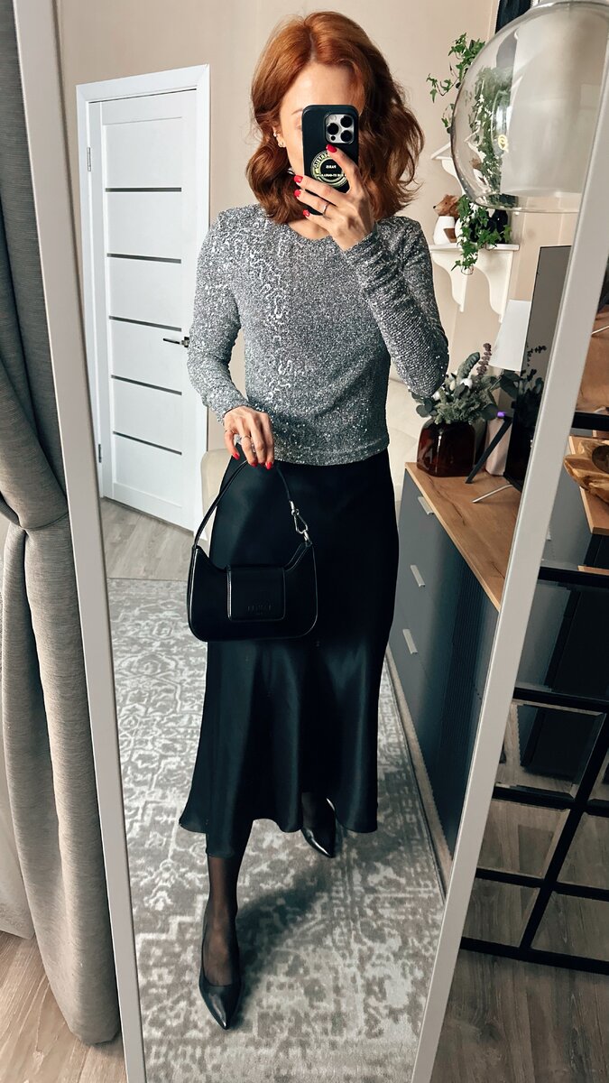 На мне черное платье в бельевом стиле — это базовая вещь, и я бы очень советовала приобрести подобное для своего гардероба — выручит вас и зимой и летом. 