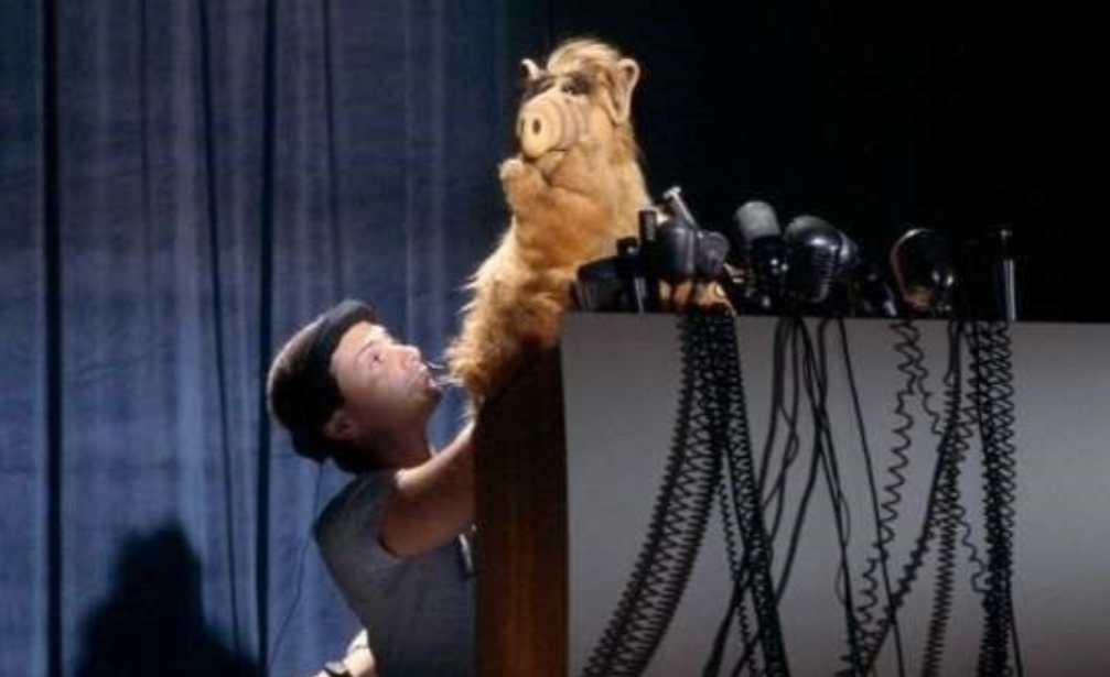 доктор хаус эпизод 19. актер-лилипут мичу мезарес. мичу месарош. доктор хаус кадры со съемок. мичу мезарос актер.