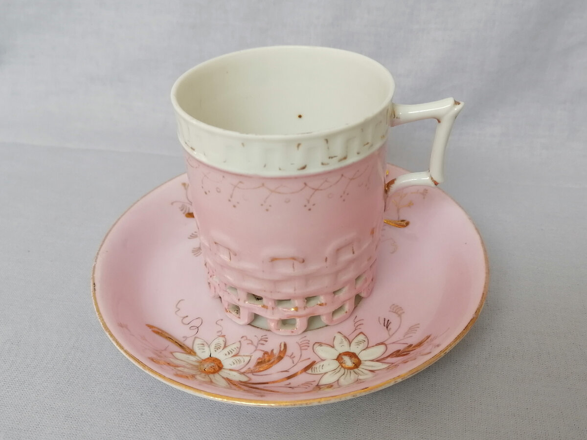 Фото автора. Чашка и блюдце кузнецовские, но от разных комплектов.