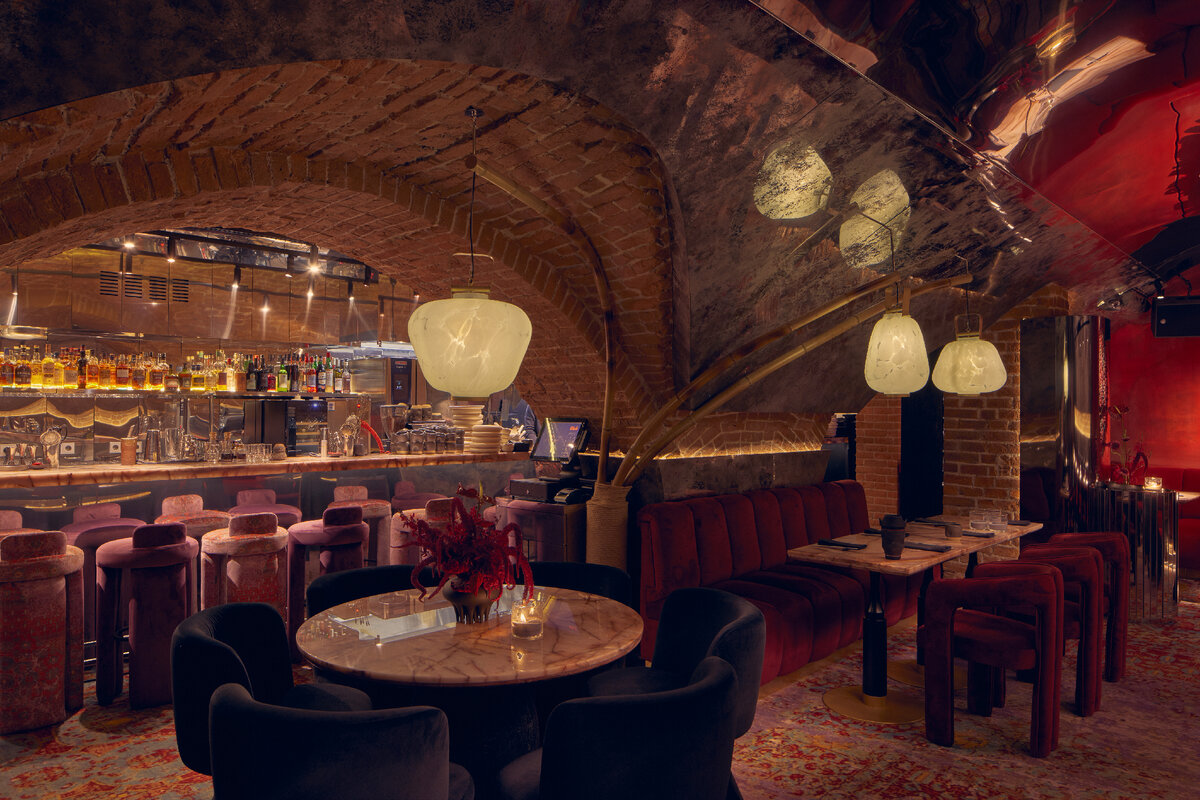 Внутри довольно темно, поэтому взял готовые фото.