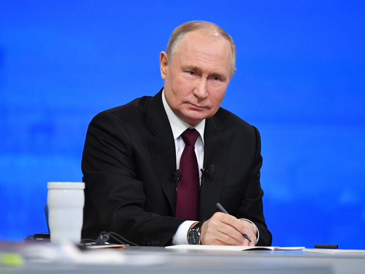    Президент РФ Владимир Путин проводит совместную "прямую линию" с гражданами и большую пресс-конференцию с журналистами в Гостином дворе© РИА Новости / POOL