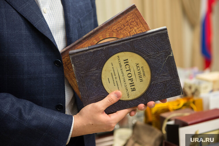    Истица требует с Акунина 1 млн рублей за нарушение авторских прав