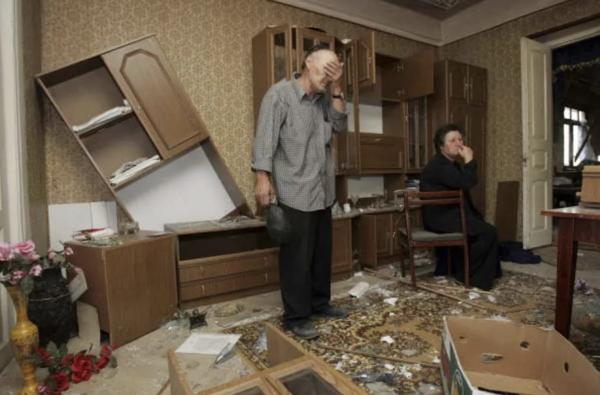 Картинка из интернета. С сайта st-urman.ru Для иллюстрации публикации. Когда сын пришёл с работы. А мать такая сидит на стуле, как ни в чём не бывало. Где разгром? какой разгром? Ничего не знаю. Ничего не видела. Весь день лежала на диване, ленту Дзена читала, кофе попивала, орешки погрызала...