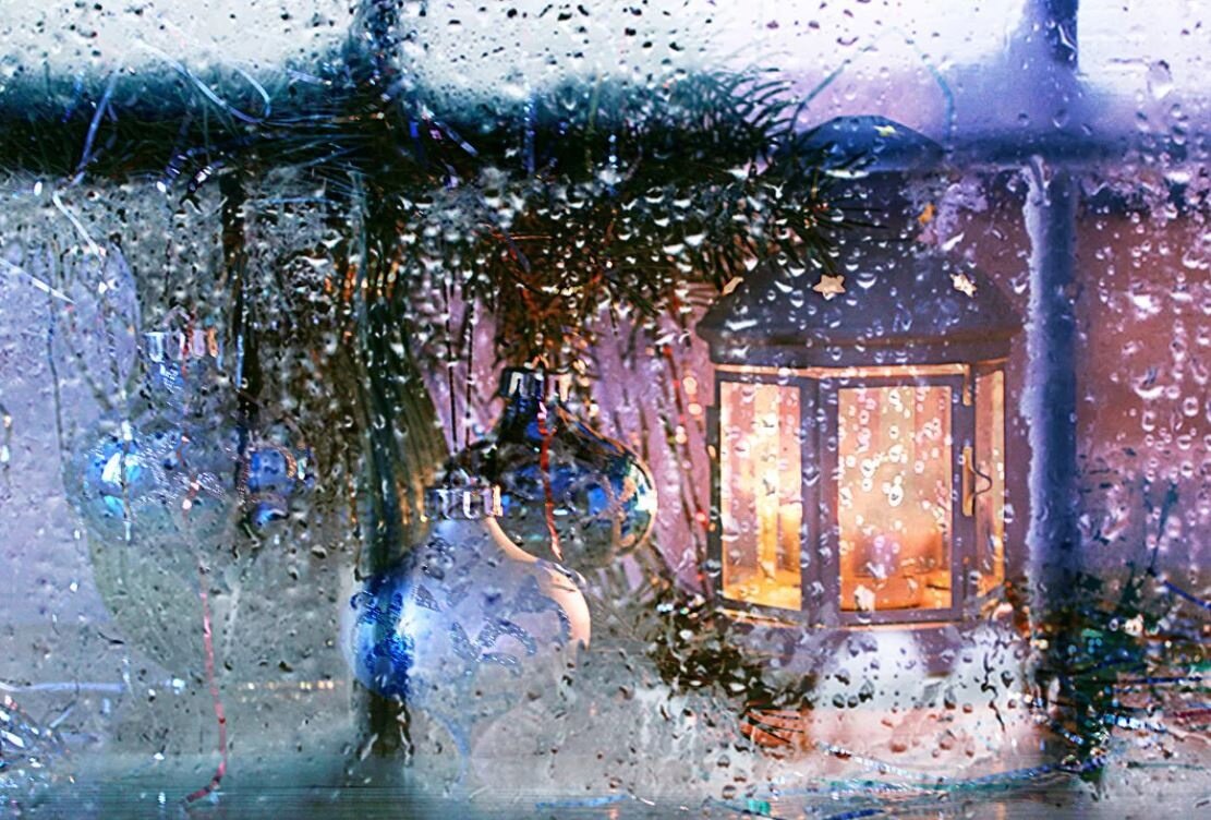 Снег за окном. Дождь за окном. Снег за окном. Девушка у зимнего окна. Зима за окном.