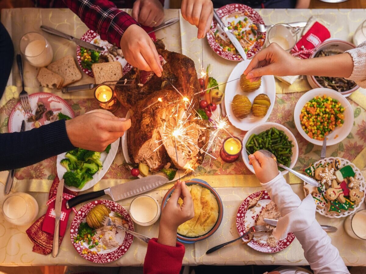    Новогодний стол© iStock.com / kajakiki