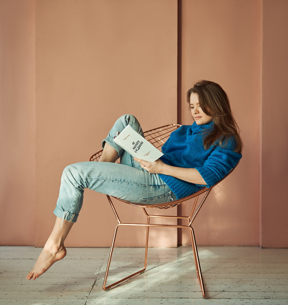 Держу в руках важнейшую книгу для копирайтера: «Не работайте с мудаками». Очень рекомендую вообще всем!