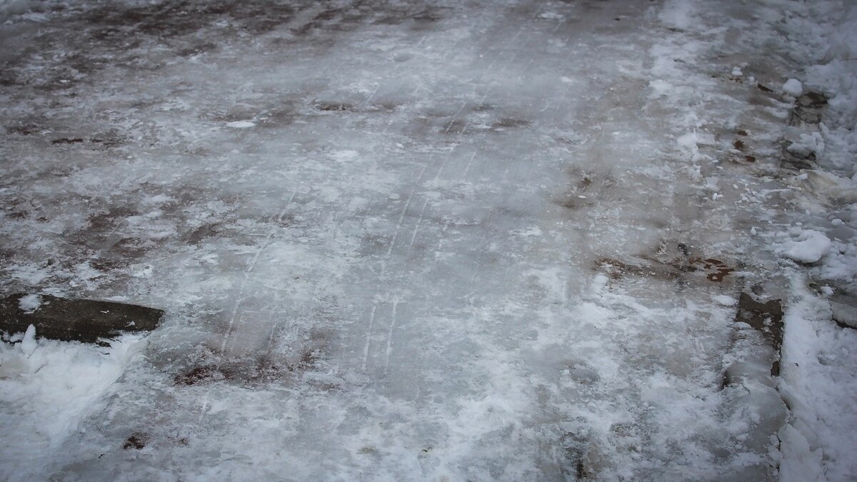     Во Владивостоке район Морвокзала заливает водой. Дорога уже наполовину заледенела. Автомобилисты обратили внимание, что вода течет из шланга прямо возле административного здания.