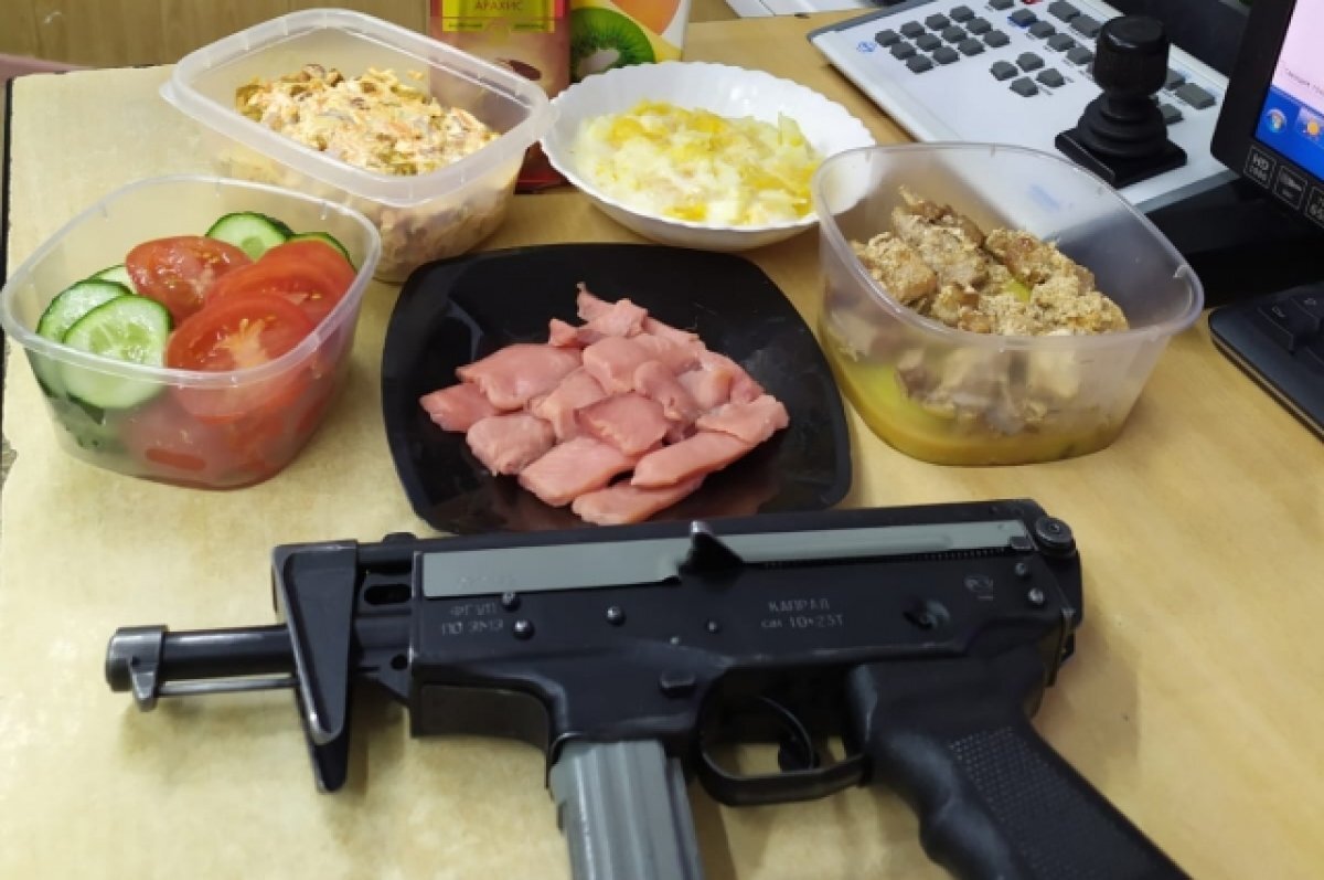    Новогодний стол Ирины: салаты, нарезка, сок и оружие.