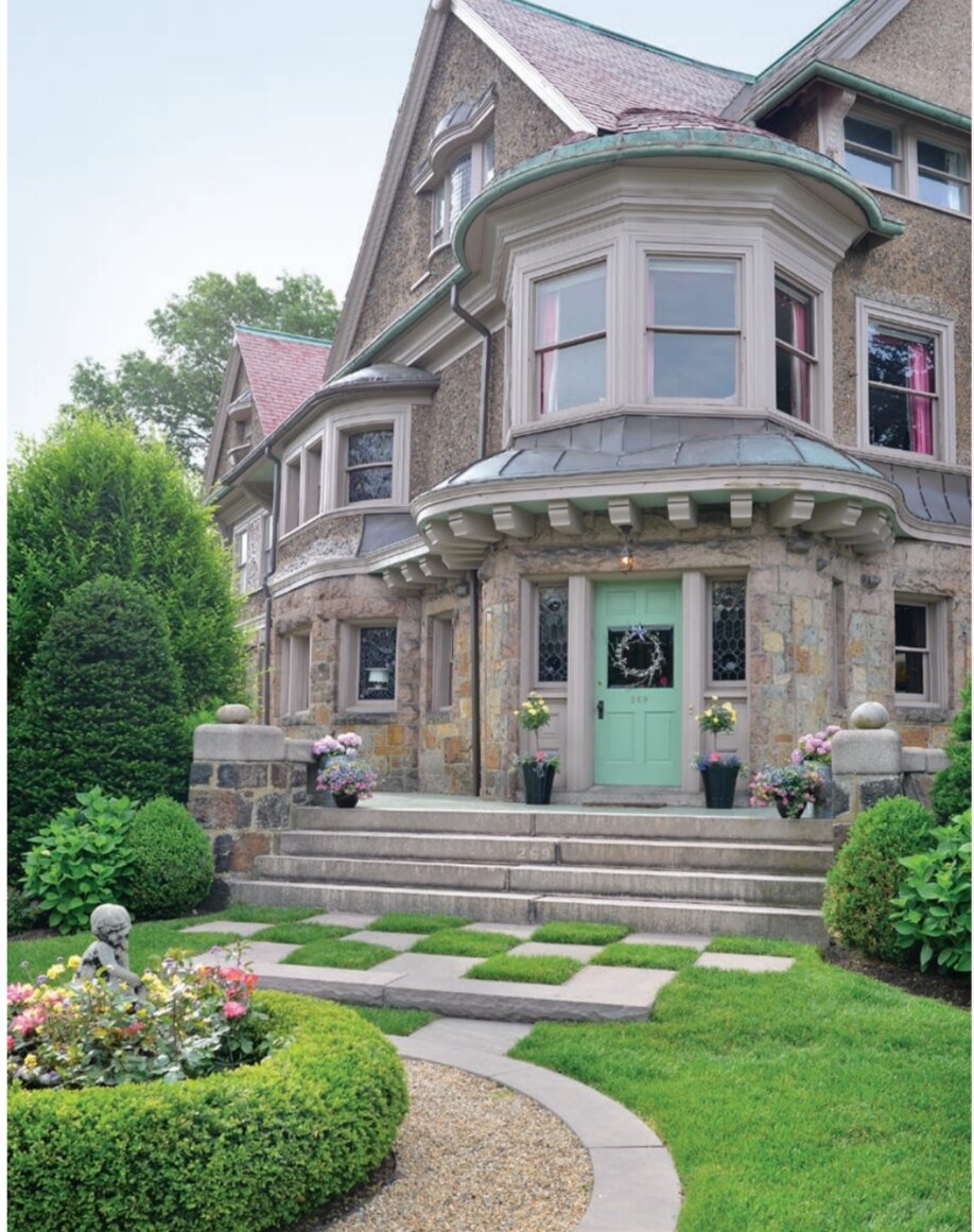 Скульптура хорошо здесь смотрится 