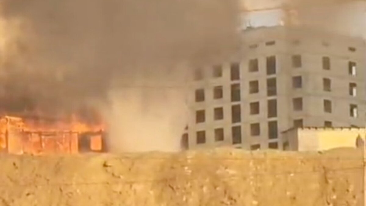     Во Владивостоке огнеборцы тушат крупный пожар возле строящегося ЖК «Посейдония». По предварительной информации, горят бытовки и боксы для проживания. Застройщики сообщили, что инцидент никак не повлияет на дальнейшее строительство «Посейдонии».