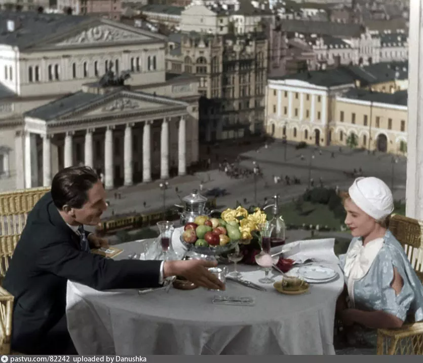 Время первых кафе. Гостиница Москва 1936. Кадр из фильма ресторан на крыше. Москва в советских фильмах. Кадры из советских фильмов на крыше.