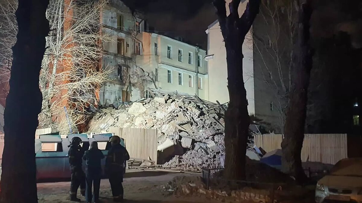    Спасатели разбирают завалы, данных о пострадавших не поступало.