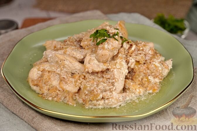 куриное филе, айва, лук репчатый, сметана, соль, перец чёрный молотый, масло растительное