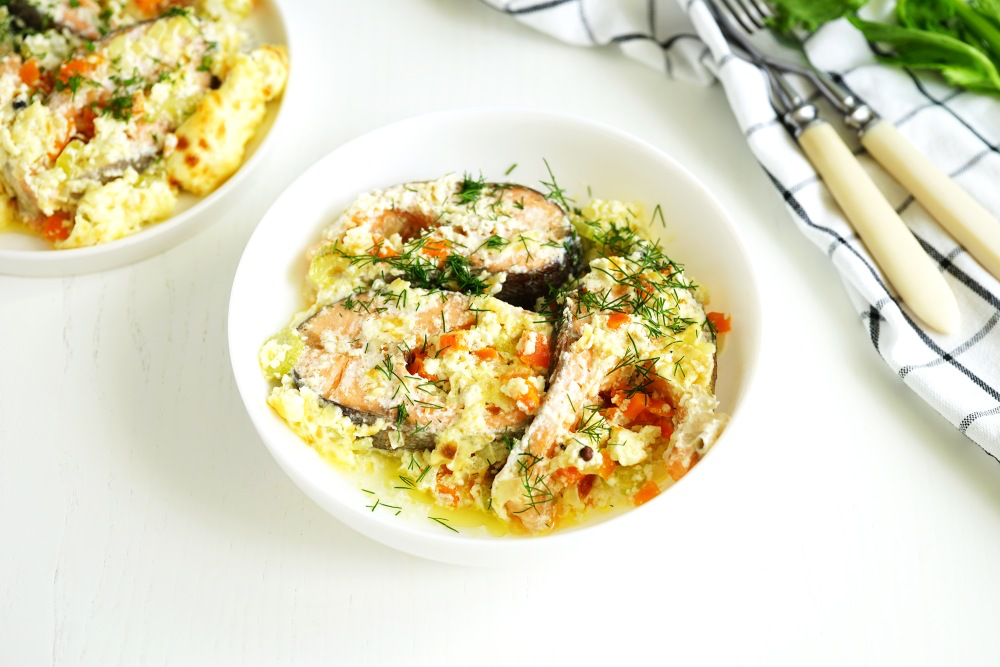 Форель в духовке стейками со сливками - это вкусное блюдо, которое можно приготовить с использованием форели, сливок и других ингредиентов. Вот простой рецепт для приготовления этого блюда:

**Ингредиенты:**
- Форельные стейки (количество по вашему выбору)
- 200 мл сливок
- 1 луковица, мелко нарезанная
- 2 зубчика чеснока, измельченных
- Соль и перец по вкусу
- Свежая зелень для украшения (по желанию)

**Инструкции:**
1. Разогрейте духовку до 180 градусов Цельсия.
2. Подготовьте форельные стейки, промыв их под холодной водой и высушив их бумажным полотенцем.
3. Выложите стейки на противень, предварительно покрытый фольгой или смазанный маслом.
4. В миске смешайте сливки, мелко нарезанную луковицу и измельченный чеснок. Добавьте соль и перец по вкусу.
5. Равномерно распределите смесь из сливок, лука и чеснока на стейках форели.
6. Поставьте противень с форелью в духовку и готовьте около 20-30 минут, или пока форель не станет нежной и соус не загустеет.
7. Подавайте форель в духовке стейками со сливками горячей, посыпав сверху свежей зеленью, если желаете.

Приятного аппетита!