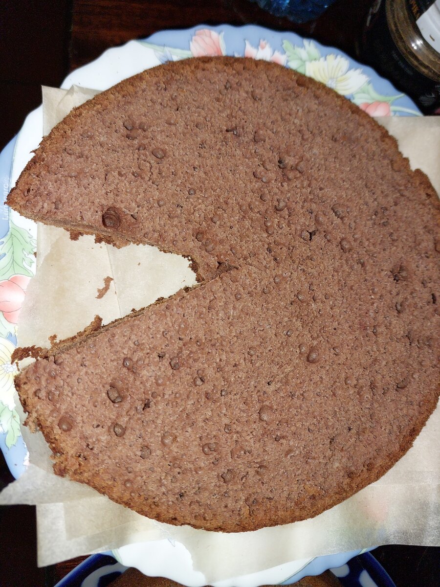 Разрезала на два коржа, чтобы лучше пропитался