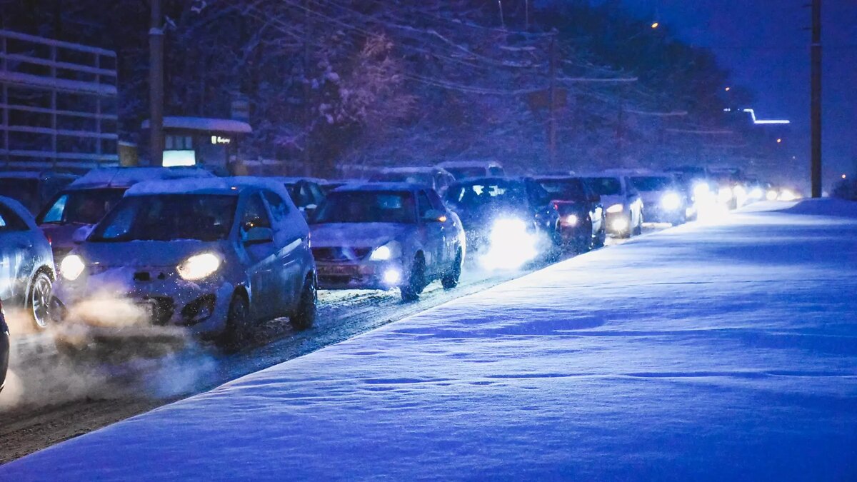     Движение затруднено практически на всех основных магистралях города