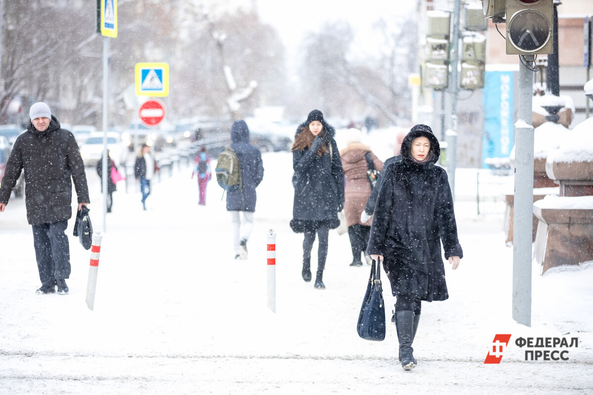 Курганцам приходится добираться в школу и на работу по ямам.  Фото: Фото: ФедералПресс / Евгений Поторочин