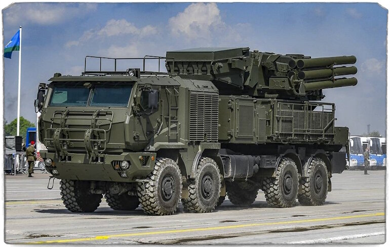 Источник: cont.ws. Кстати, по результатам всё той же сирийской кампании было принято решение уделить больше внимания бронированию - машина переехала на шасси К-53958 "Торнадо", так что теперь целый ряд угроз, включая дроны-камикадзе, потенциально имеют меньший успех.