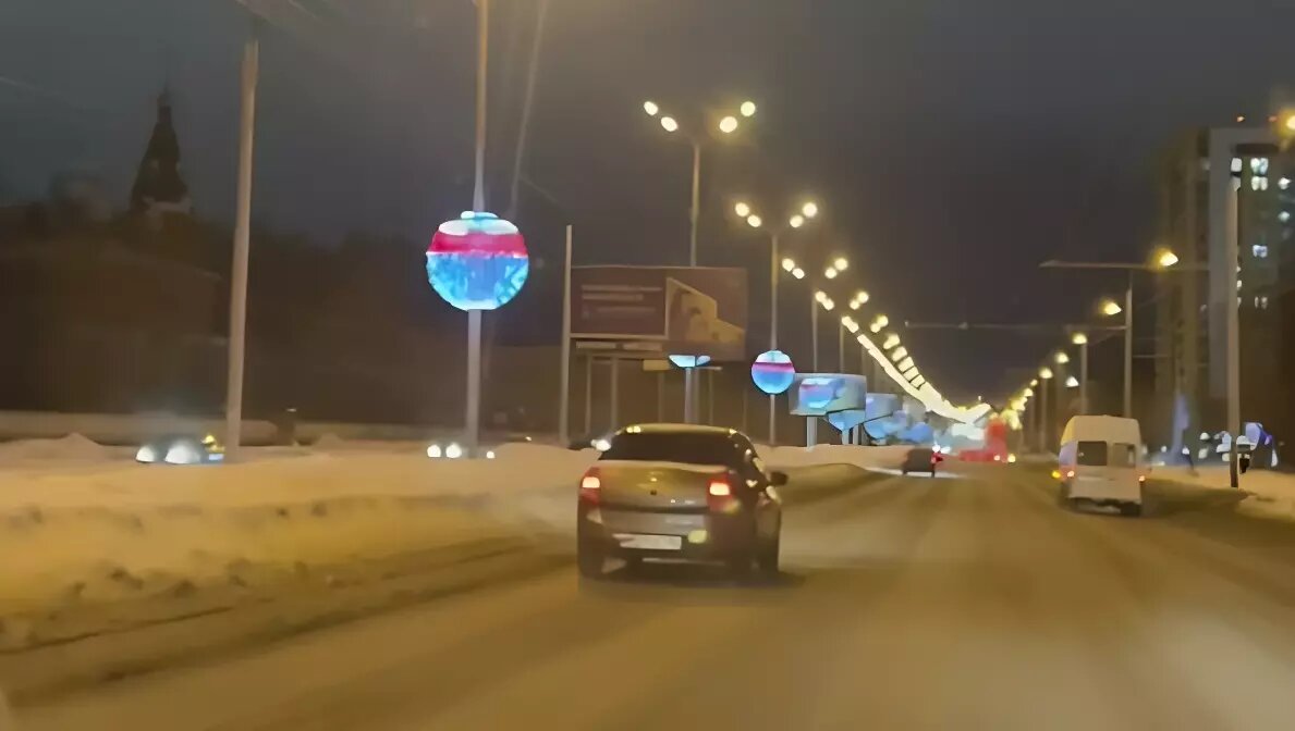     На улице 10 лет Октября в Ижевске появилась новогодняя иллюминация.