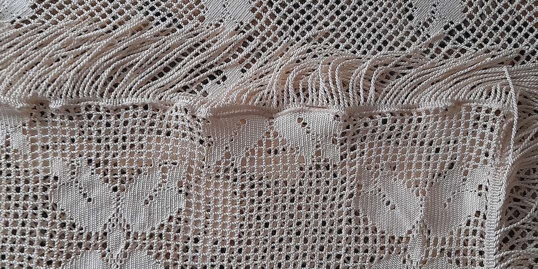 Скатерть испорчена, что делать не знаю. Как восстановить винтажную вещь времен СССР, я в раздумьях