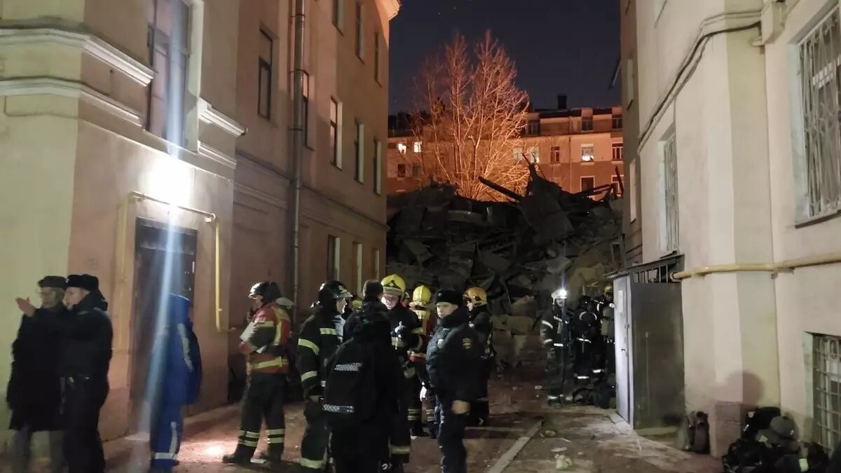     Несколько лет назад в доме 73 на Гороховой в Санкт-Петербурге появились трещины. Накануне дом обрушился, а человек, оставшийся внутри, чудом остался жив.