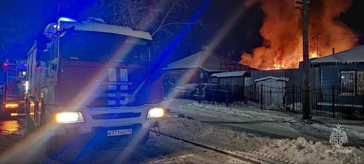 Автомастерская расположена в частном секторе, в зоне плотной застройки. Фото: ГУ МЧС по Челябинской области.