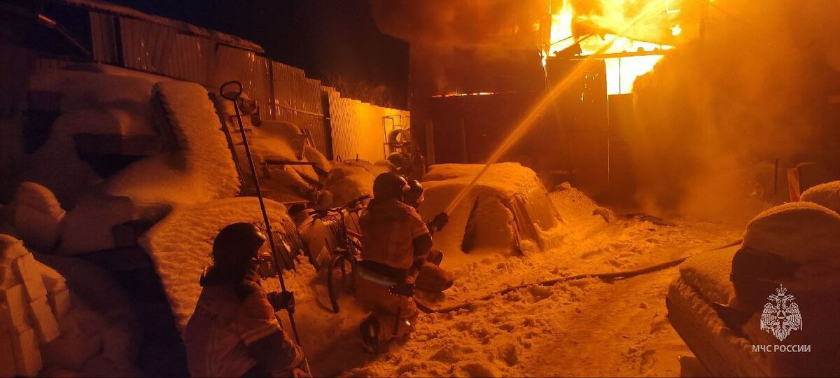 Огонь уничтожил кровлю. Фото: ГУ МЧС по Челябинской области.