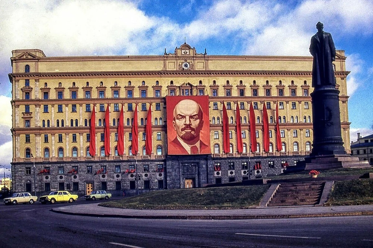 Памятник Ф. Э. Дзержинскому на Лубянской площади в Москве во времена СССР. 