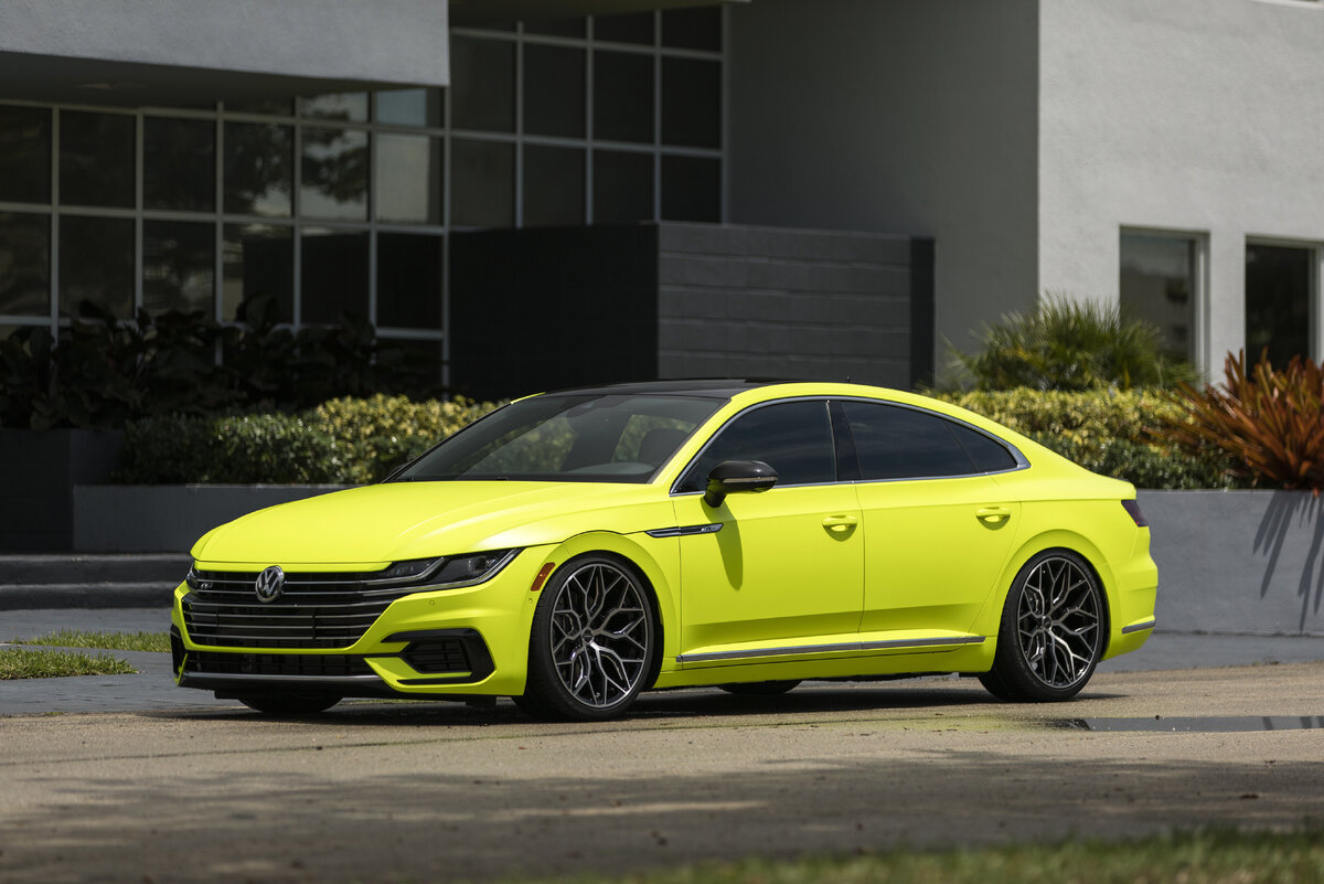 Источник фото: https://get.wallhere.com/photo/Volkswagen-Arteon-vehicle-Volkswagen-fluorescent-yellow-cars-rims-car-1467601.jpg