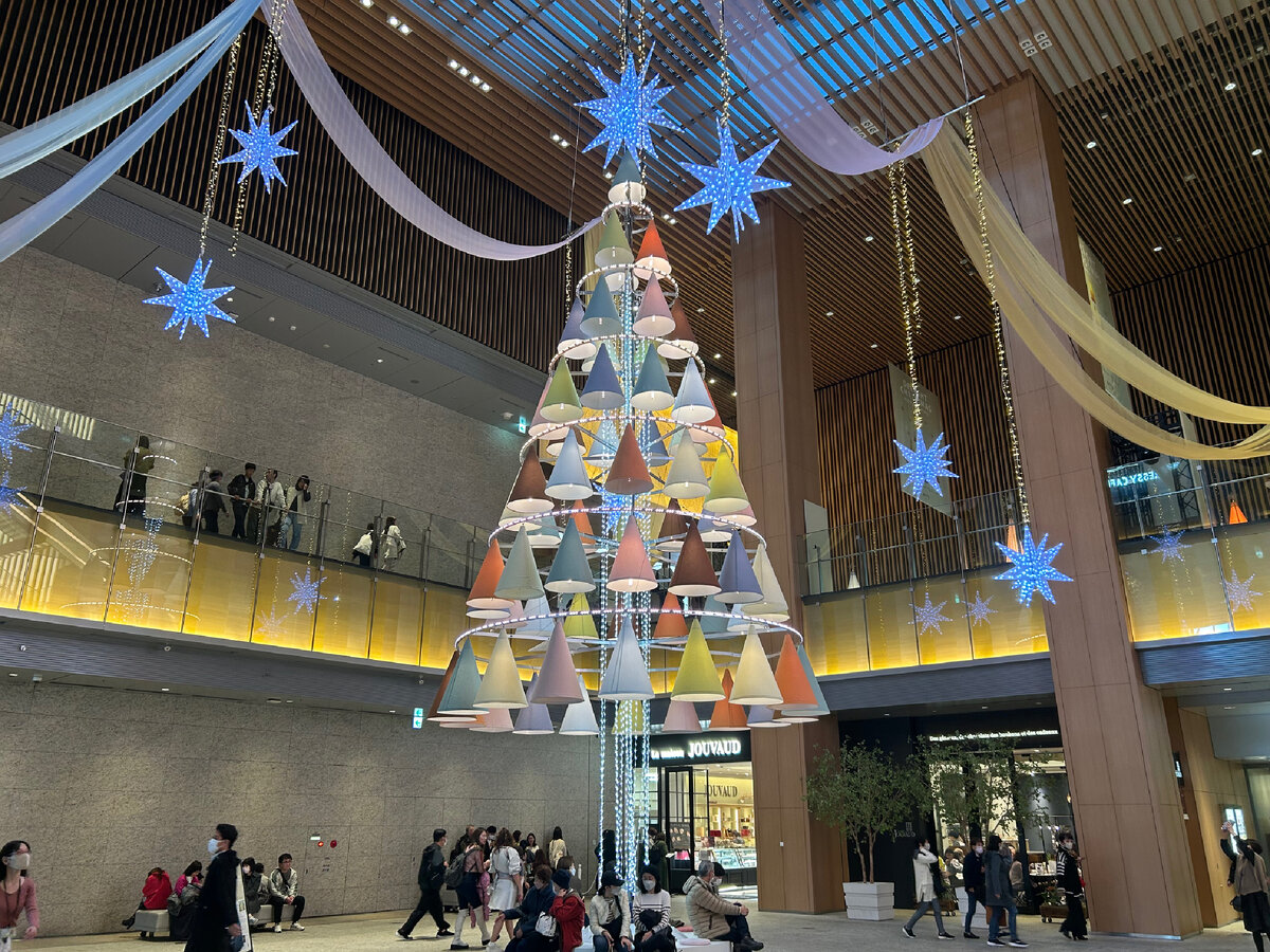 Смотрите какая красотка в торговом центре.