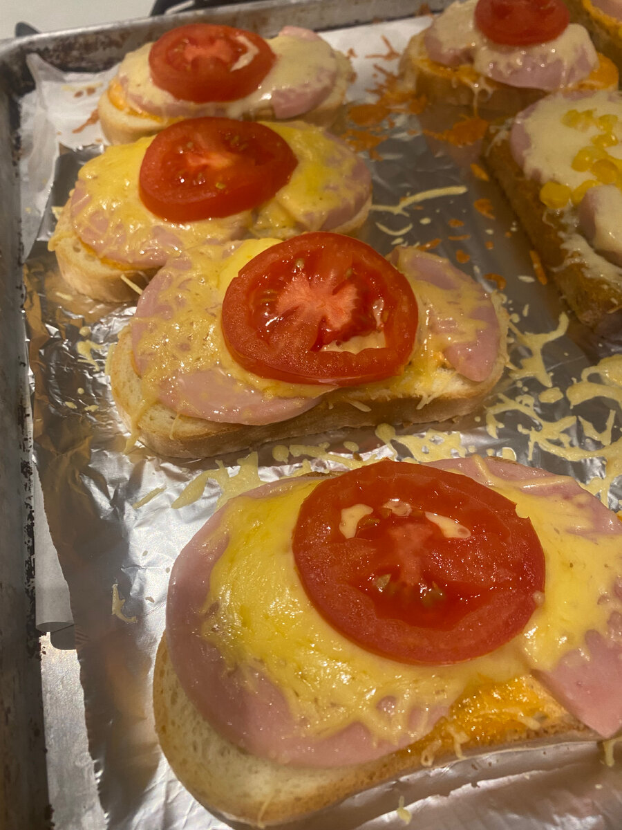 Бутерброды с острой копченой ветчиной и сыром