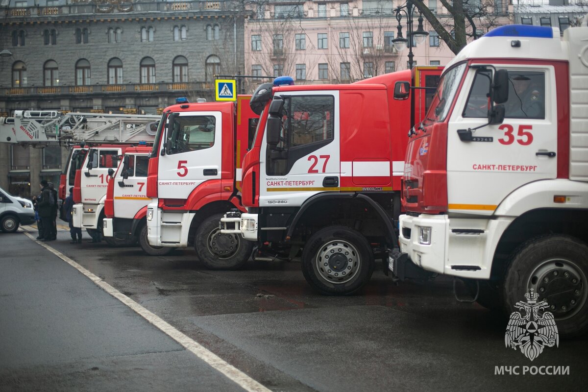 Шестиэтажный дом обрушился в Петербурге. В нём находились хостелы | Секрет  фирмы | Дзен