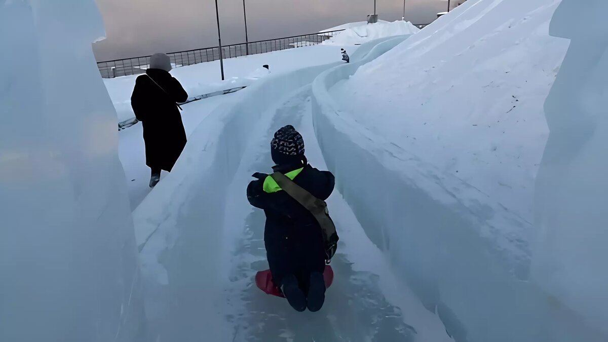     В Кировском районе Красноярска за сквером Энтузиастов оборудовали ледовую горку на естественном склоне. Длина ската — более 60 метров.