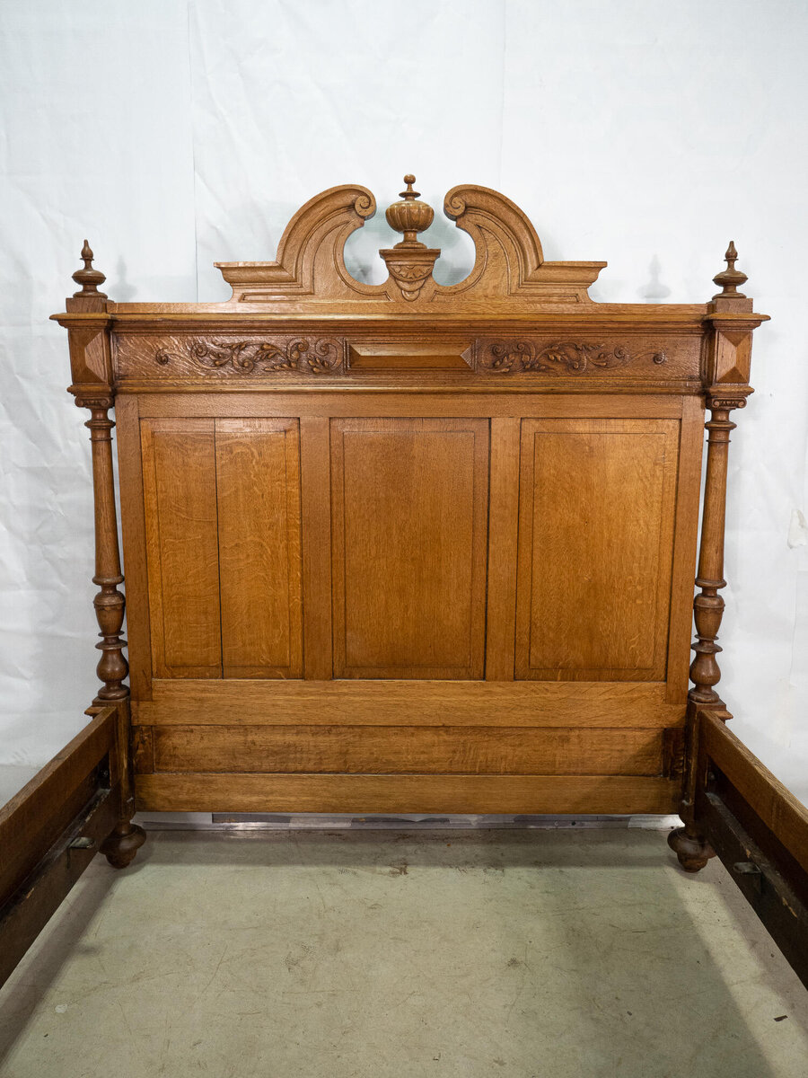 Дубовая кровать с рельефными композициями 1870-х гг. из антикварной коллекции Alter Ego Home