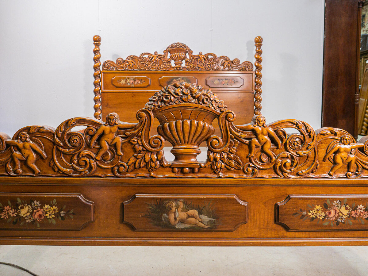 Кровать с барельефной резьбой и живописными вставками 1940-х гг. из винтажной коллекции Alter Ego Home