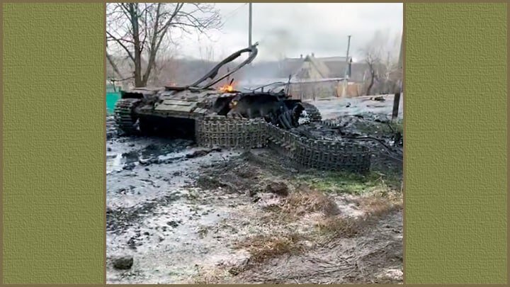 УНИЧТОЖЕННЫЙ РУССКИМ "ЛАНЦЕТОМ" ТАНК ВСУ НЕ ДОЕХАЛ ДАЖЕ ДО ПЕРЕДОВОЙ. СКРИНШОТ: ТГ-КАНАЛ "ВОЕНКОР ЕВГЕНИЙ ЛИНИН"