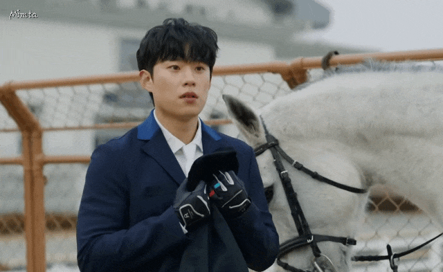 роль директора банка Хван Мин Сока который в поном восторге от Винченцо Касано