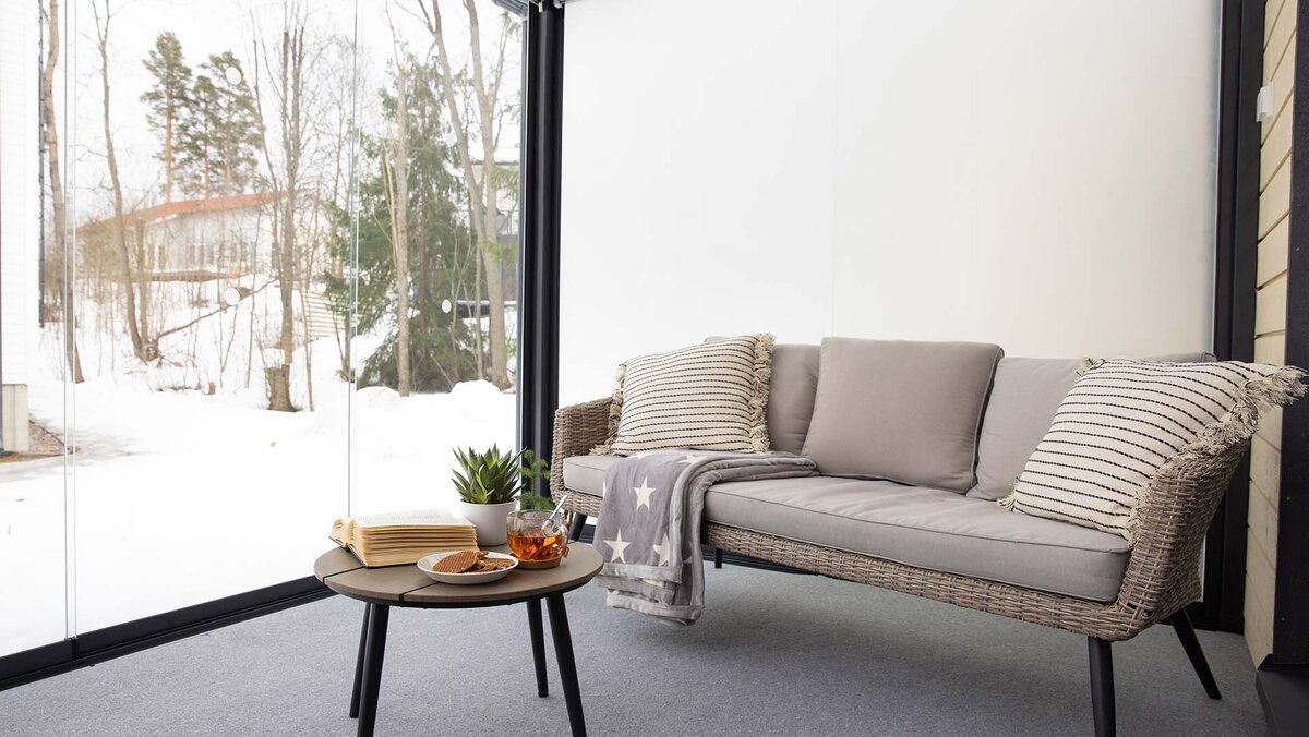 Терраса с раздвижным остеклением выглядит как жилая комната