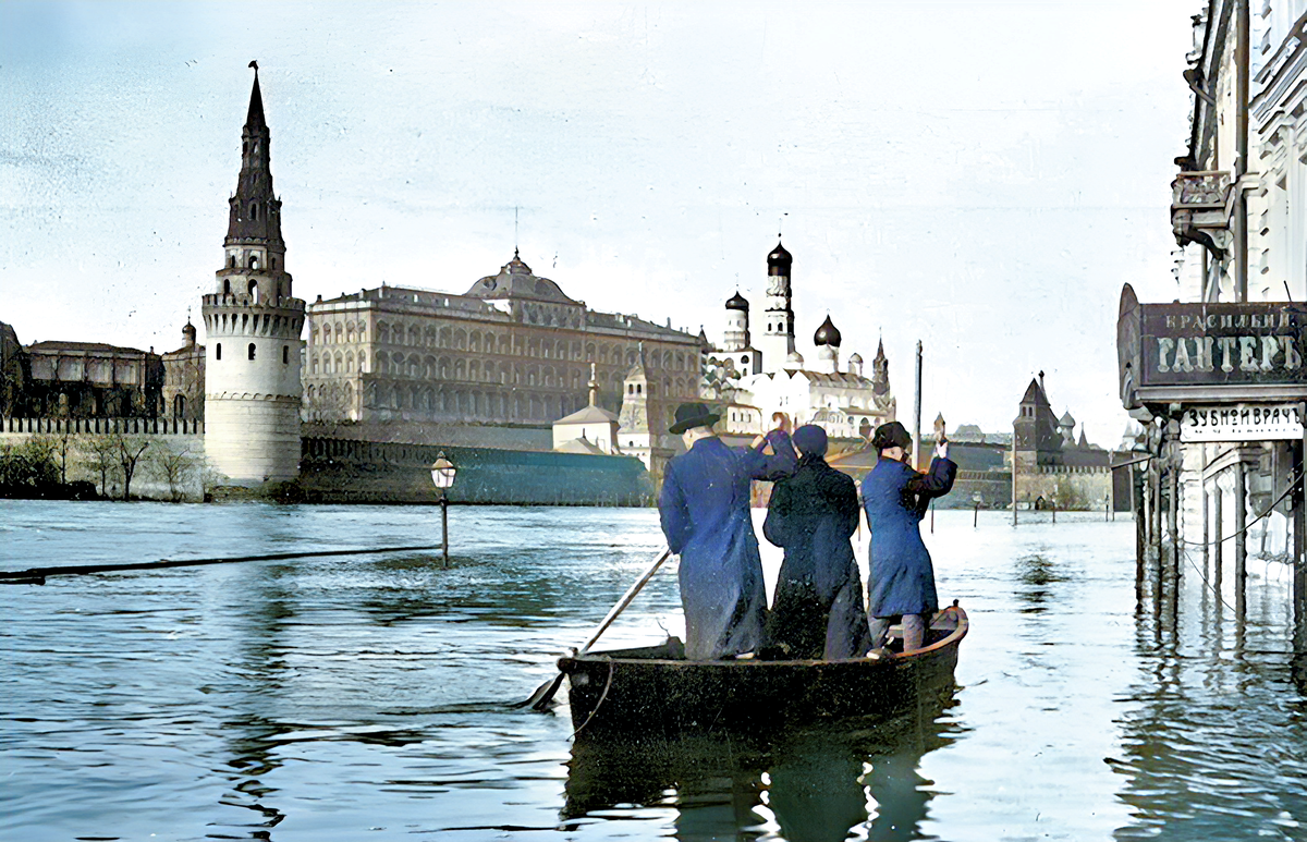 Потоп в москве 1908. Половодье 1908 года в москве. Наводнение в москве 1908 красная площадь. Наводнение в москве 1908 года. Наводнение 1908 г в москве.