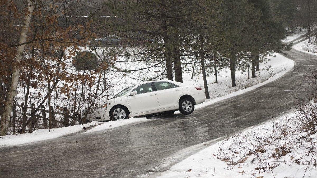 Условия эксплуатации автомобиля зимой заметно меняются. Снег, лёд и холода влияют на различные компоненты авто, включая и шины.-3
