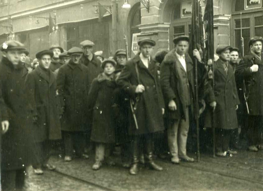 (на фото - "личный состав" Ленинградского текстильного института, также известен как "Тряпочка". Источник: https://sutd.ru/images/news/LTI_dobrovolci.jpeg)