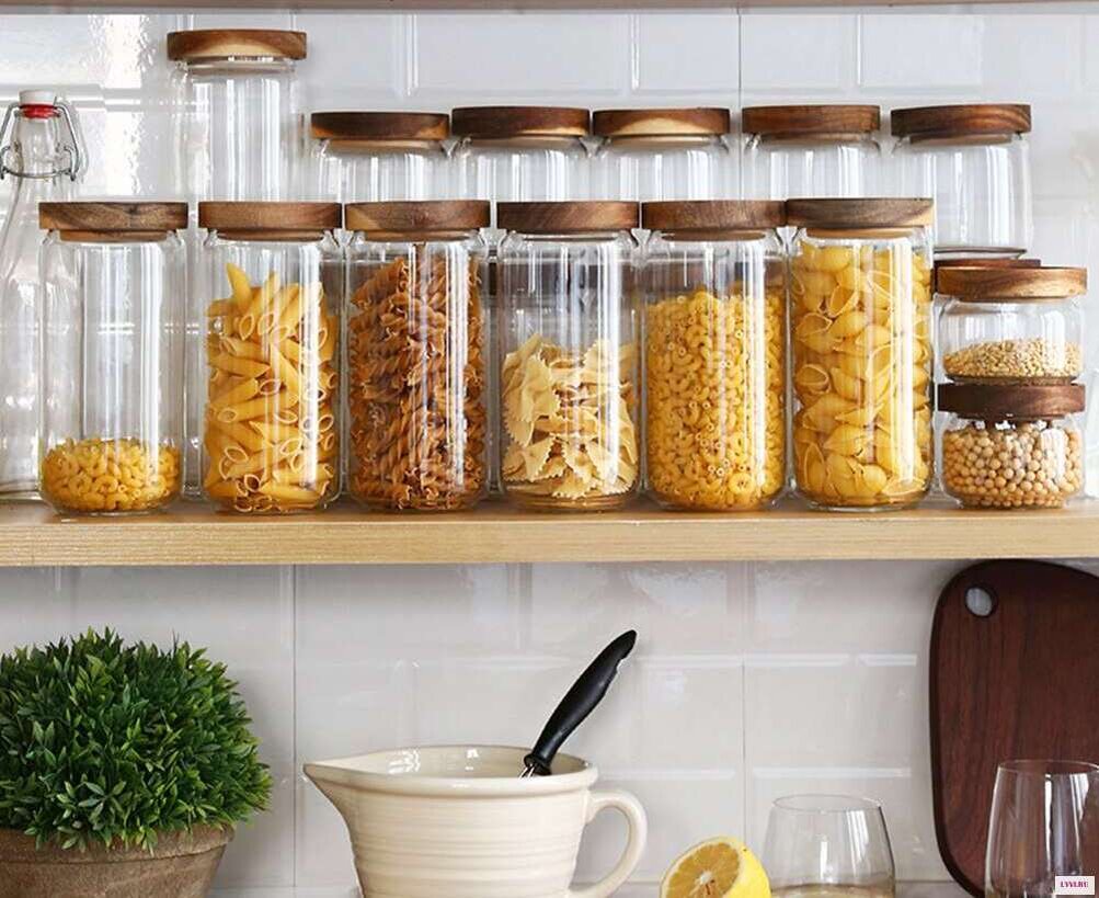 Похожие пластиковые баночки со стикерами 1000 мл можно найти за 1000 рублей за 16 штук