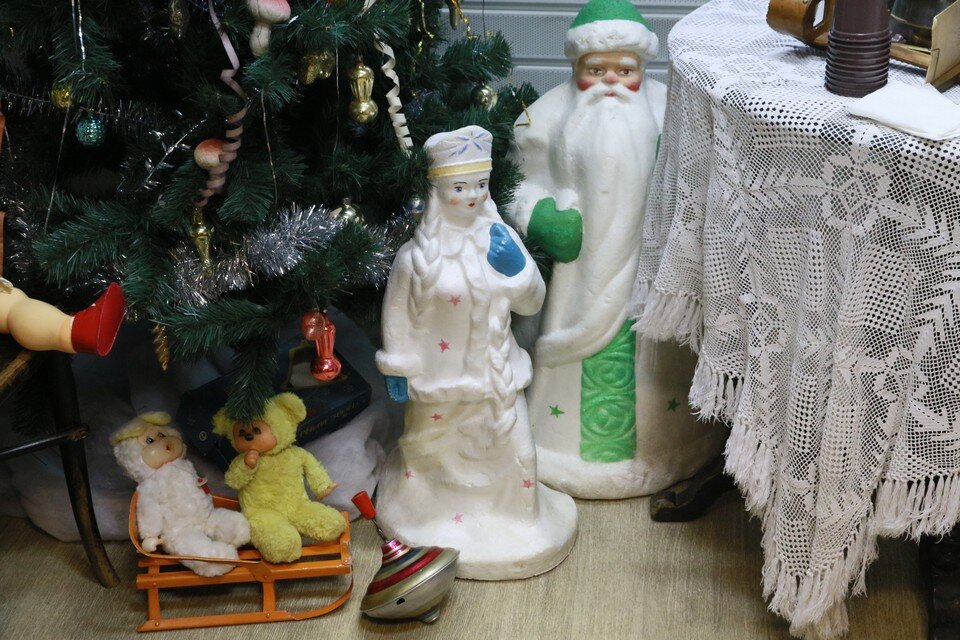    На выставках можно узнать много о истории празднования Нового года Олег УКЛАДОВ