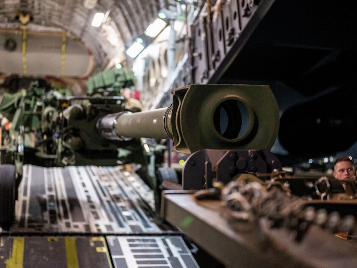    Выгрузка гаубиц M777 для ВСУ из самолета C-17 Globemaster III ВВС США© Фото : U.S. Air Force / Staff Sgt. Shawn White