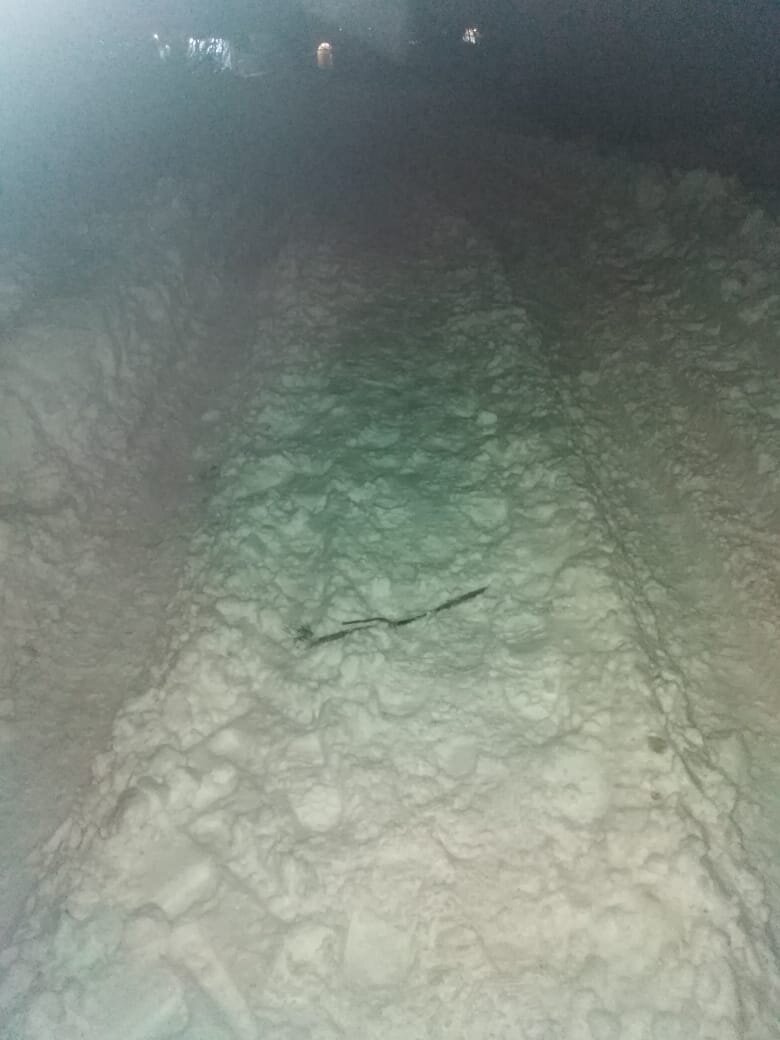 Это, если что, дорога. По ней как бы машины ездят)