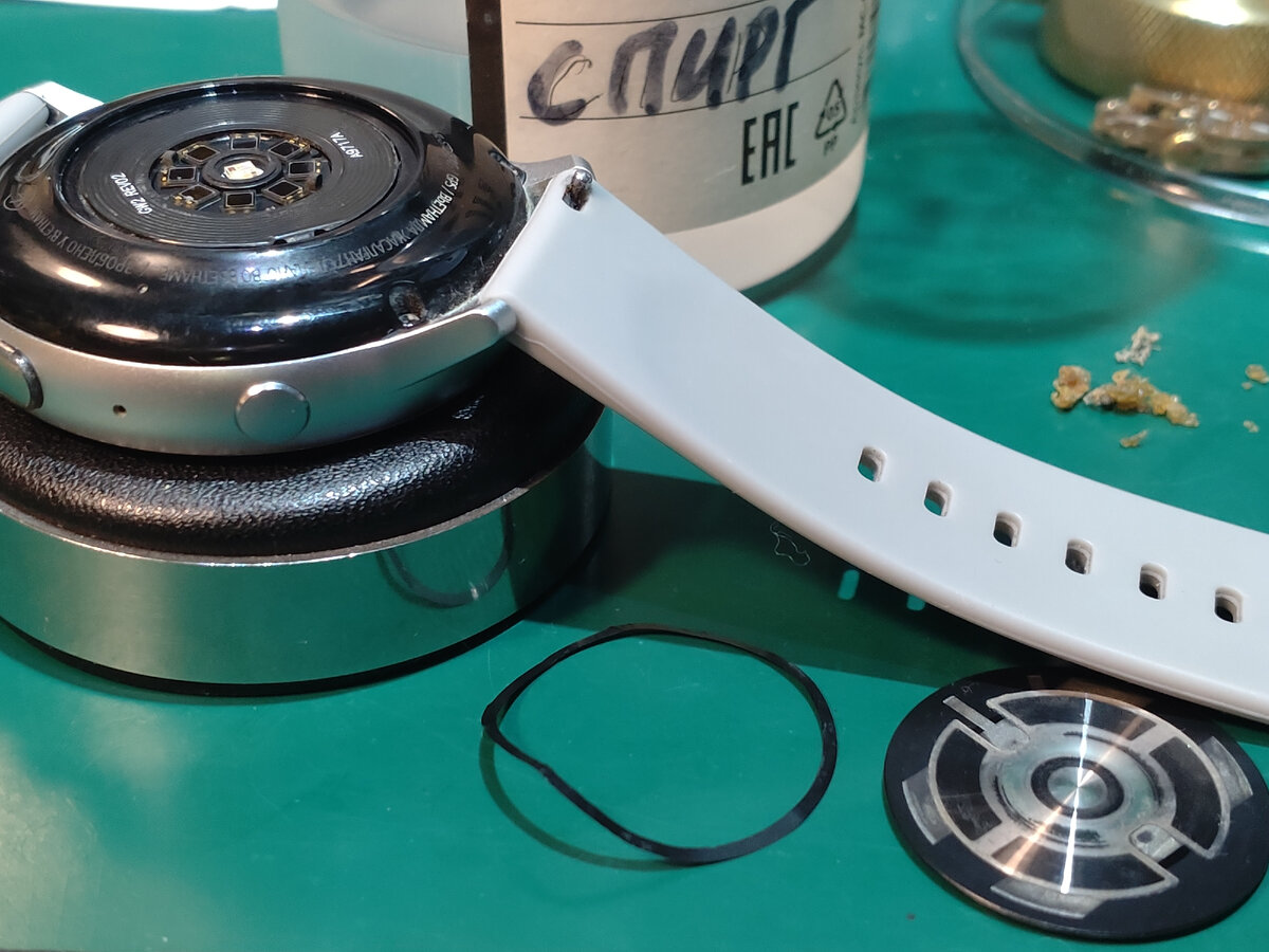 Натюрморт: спирт чистота и старый клей