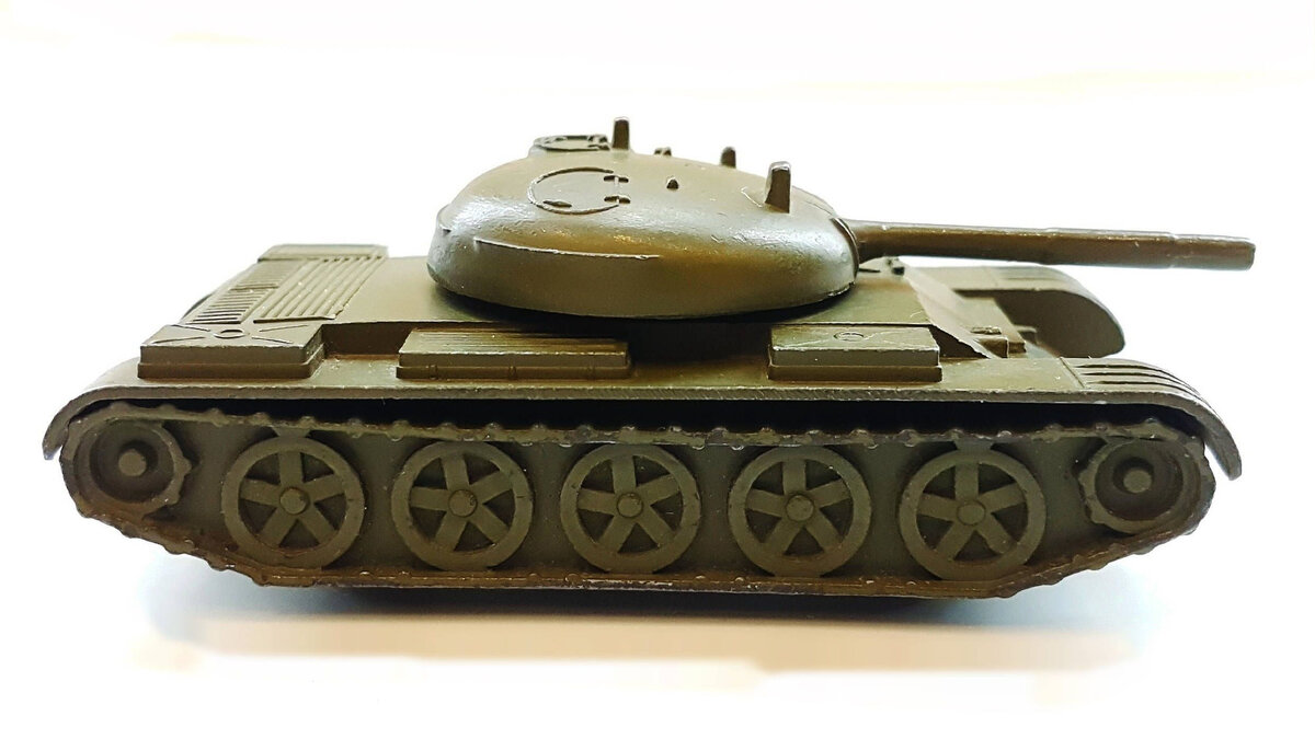 Игрушечный железный танк. СССР. фото взято из интернета.